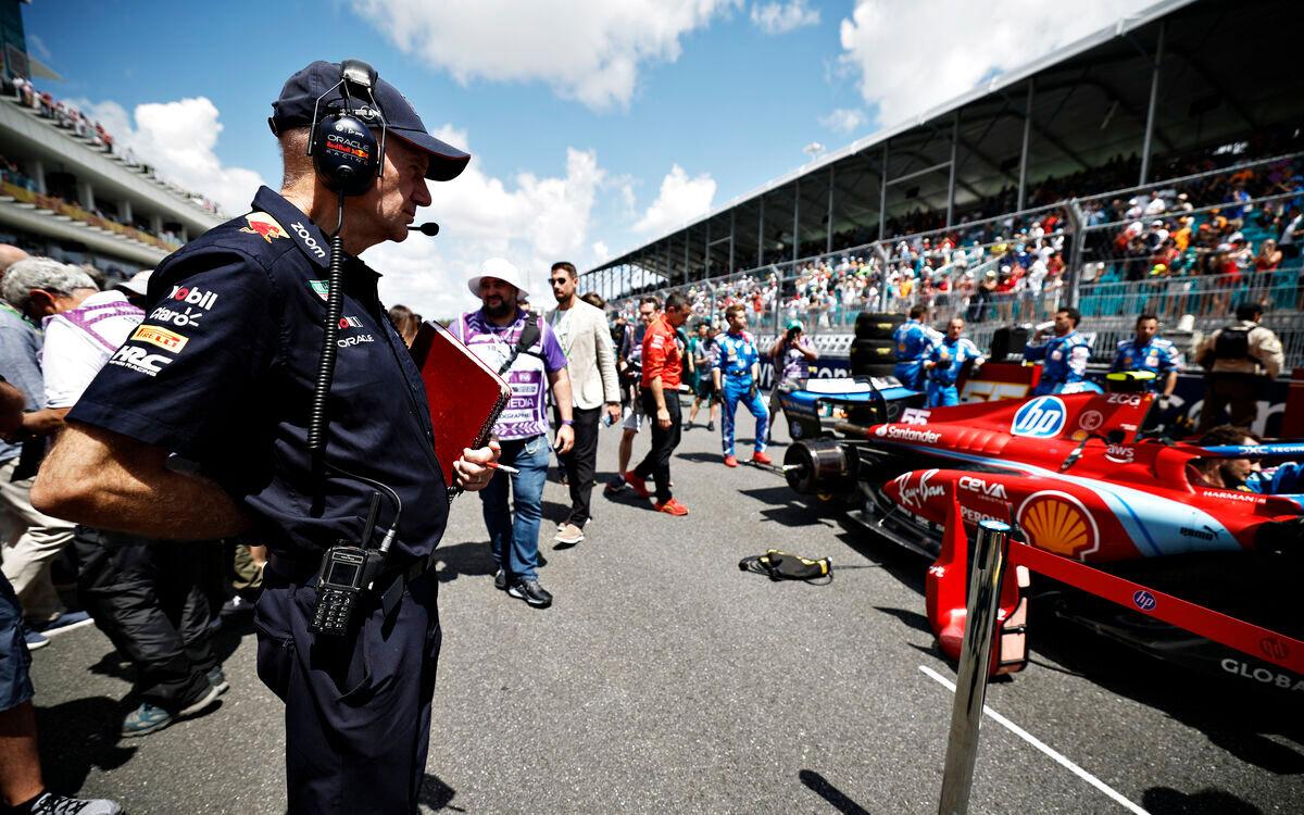 Adrian Newey sleduje monopostu Ferrari