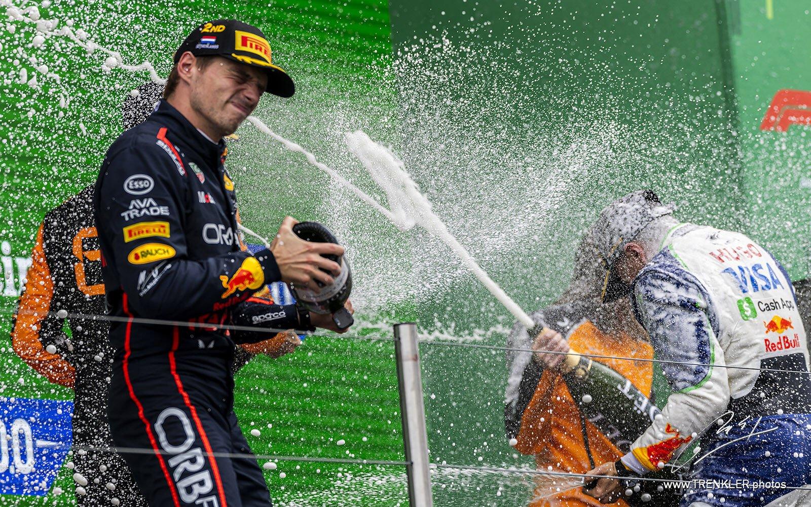 Oscar Piastri, Max Verstappen a Isack Hadjar na pódiu VC Holandska 2025