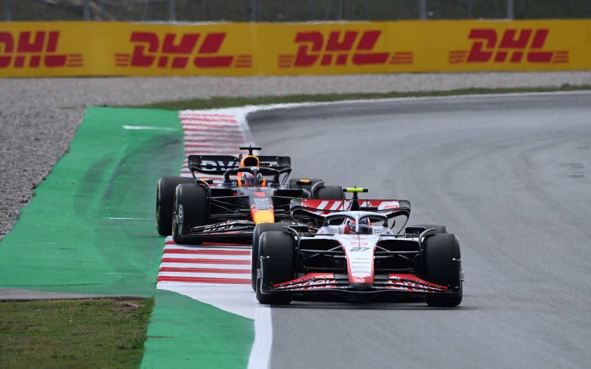 Nico Hülkenberg pred Maxom Verstappenom