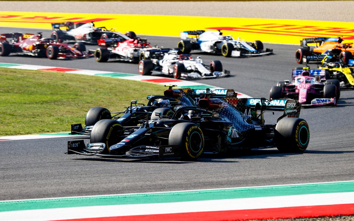 Lewis Hamilton pred Valtterim Bottasom, po reštarte VC Toskánska 2020