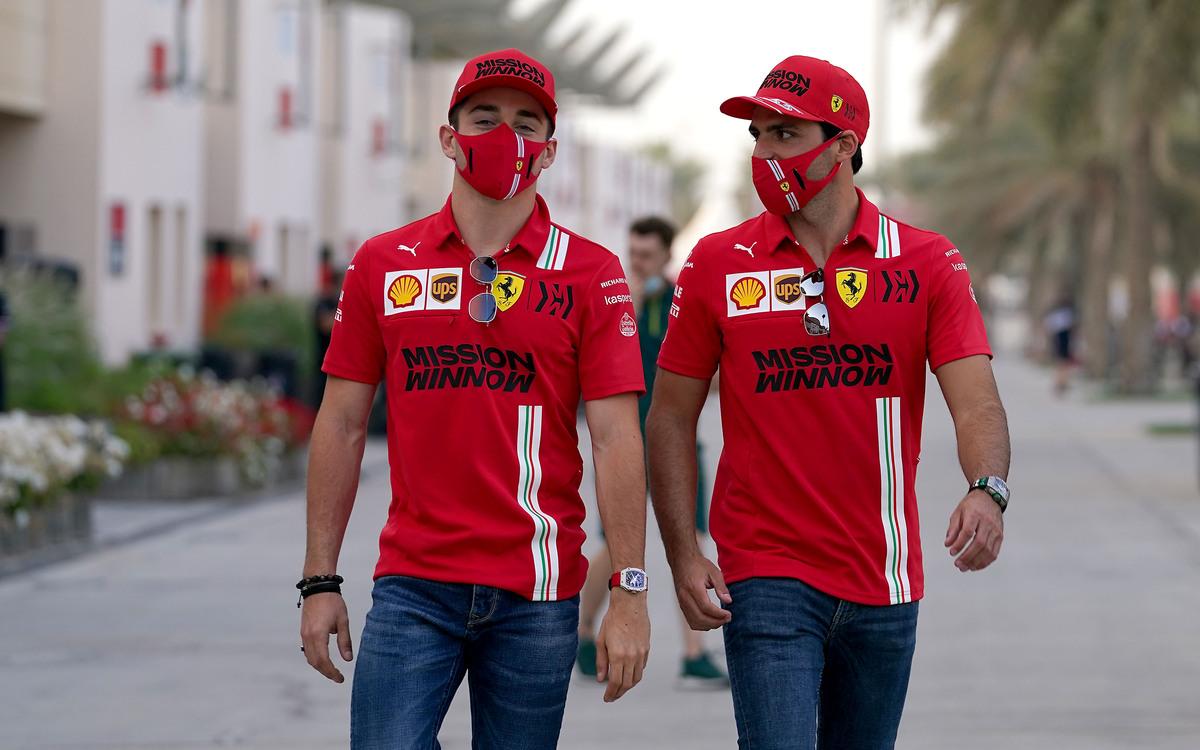 Charles Leclerc a Carlos Sainz