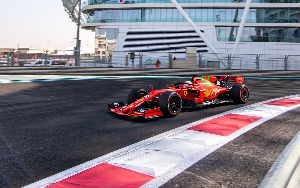 Charles Leclerc s osemnásťpalcovými pneumatikami Pirelli