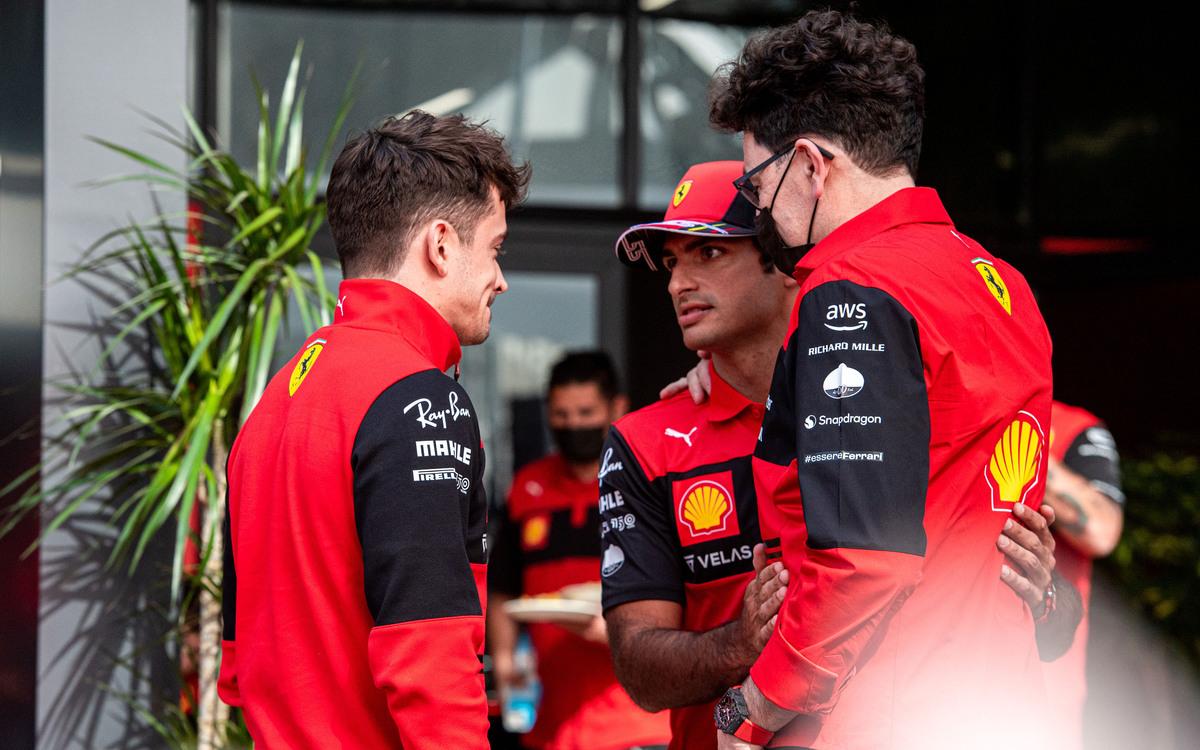 Charles Leclerc, Carlos Sainz a Mattia Binotto