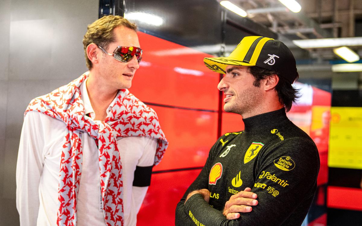 Carlos Sainz a John Elkann