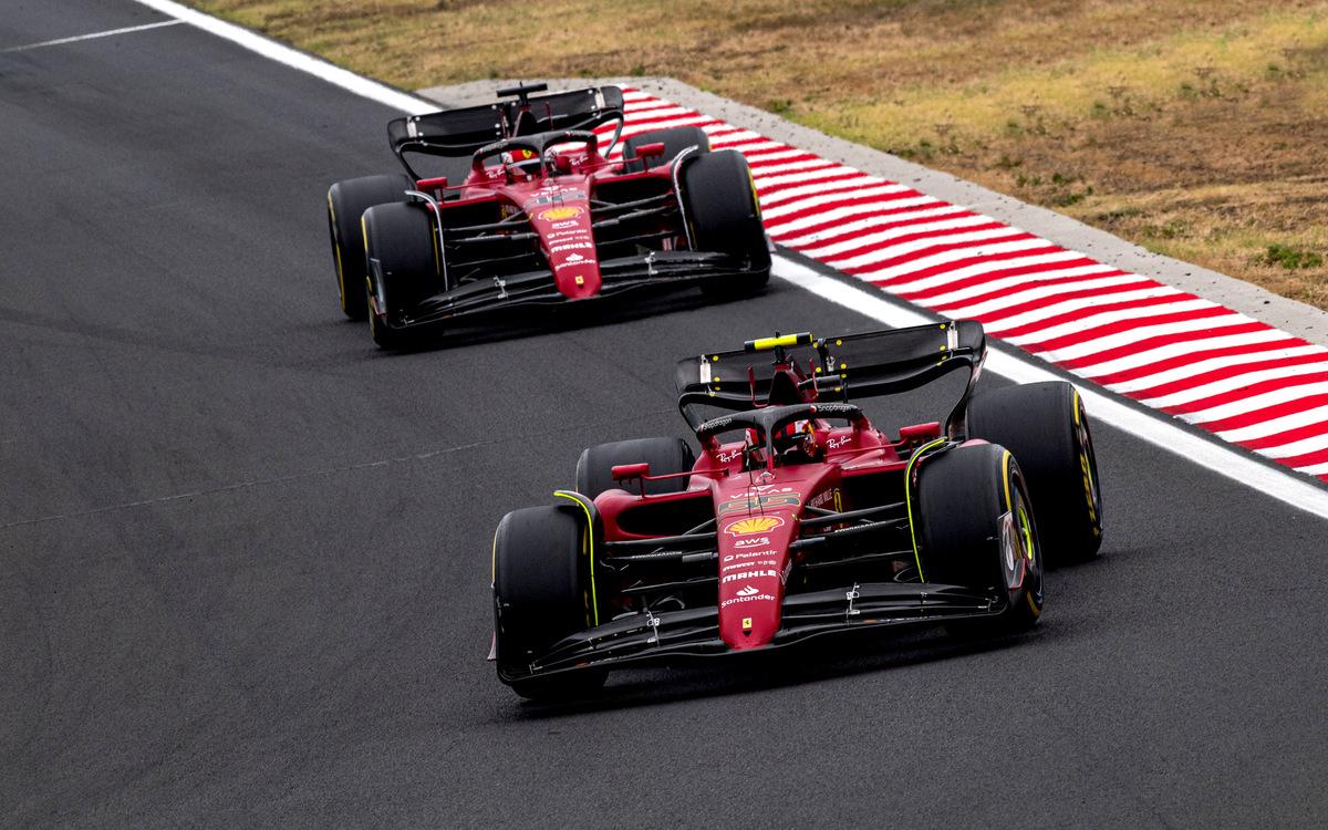 Carlos Sainz a Charles Leclerc