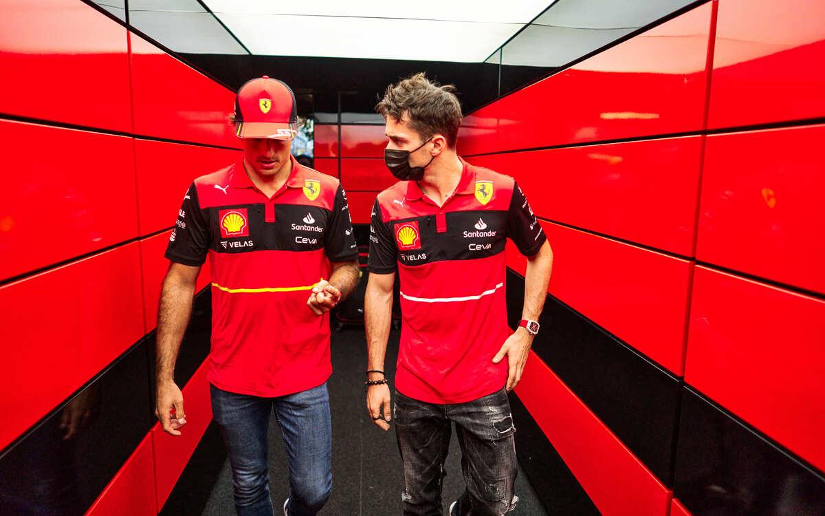 Charles Leclerc a Carlos Sainz