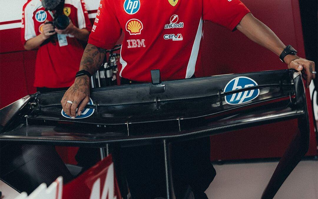 Lewis Hamilton a rotujúce zadné krídlo Ferrari
