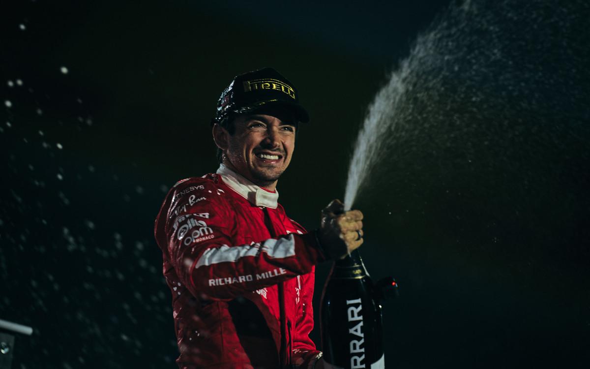 Charles Leclerc so šampanským