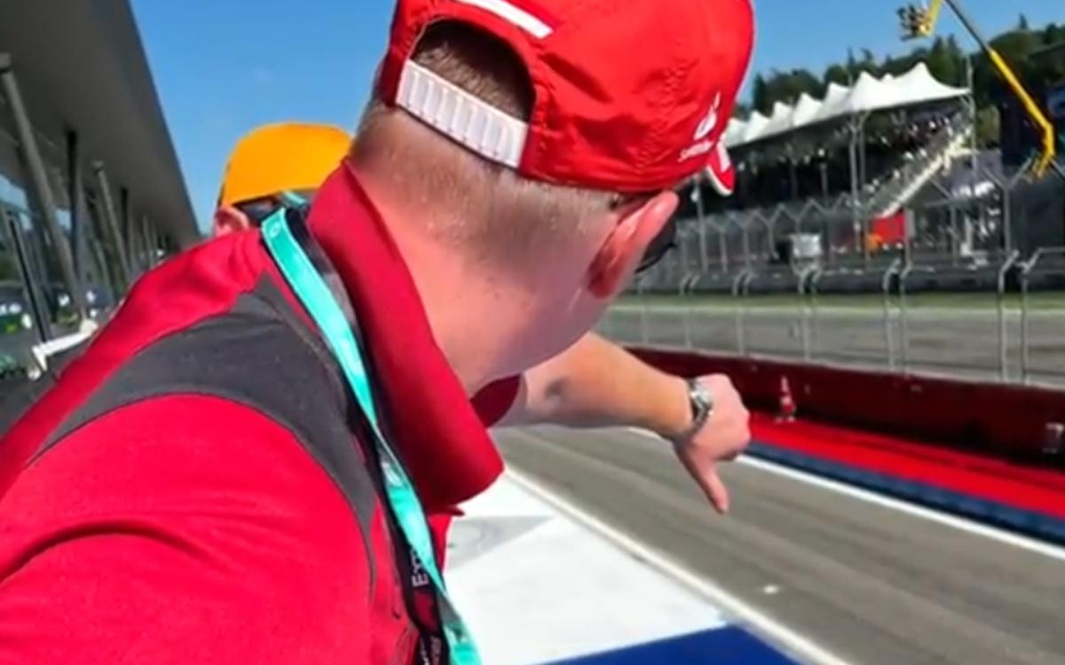 Fanúšik ukazuje palec dolu Maxovi Verstappenovi