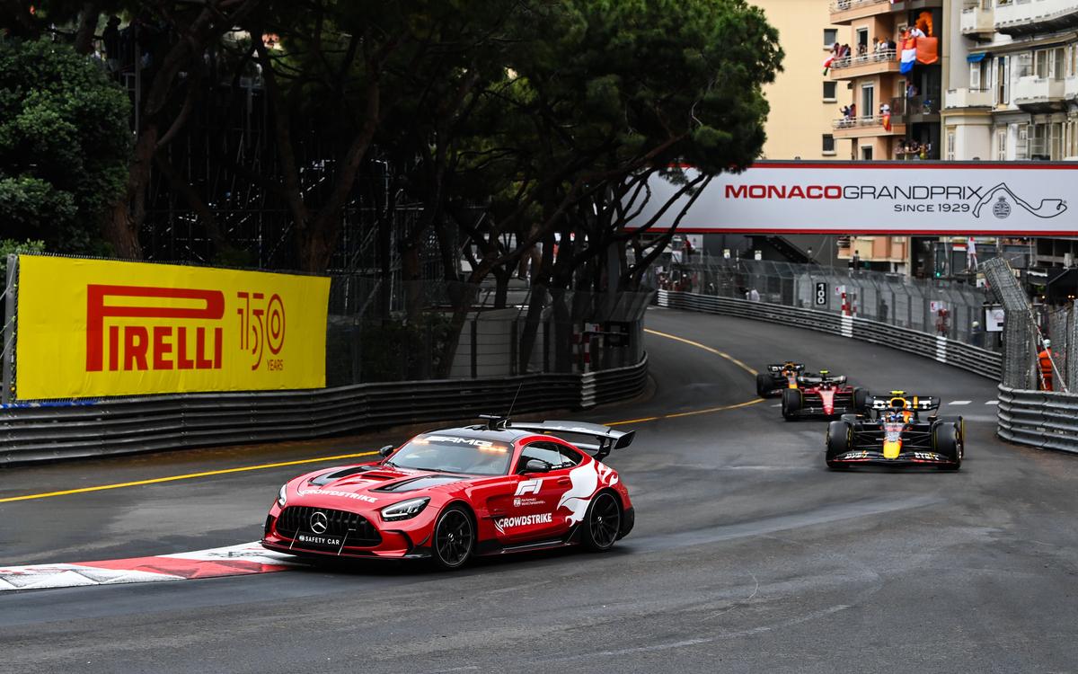 Bezpečnostné vozidlo, safety car pred Sergiom Pérezom