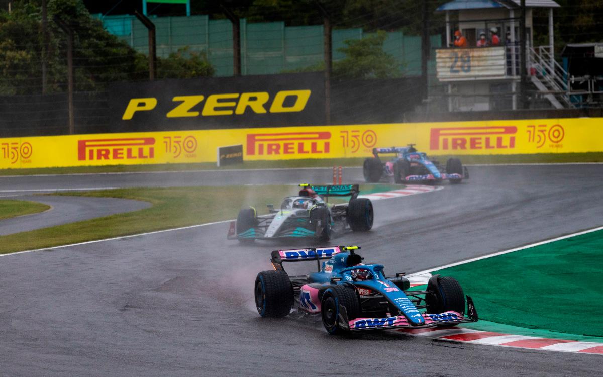 Esteban Ocon a Lewis Hamilton