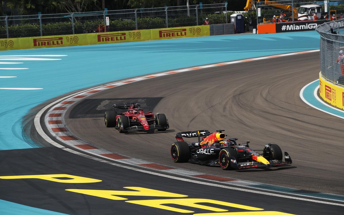 Max Verstappen pred Charlesom Leclercom