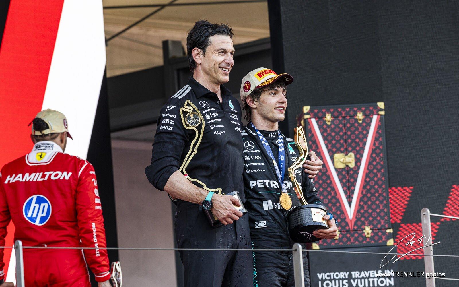 Na pódiu VC Monaka 2026: Kimi Antonelli, Toto Wolff