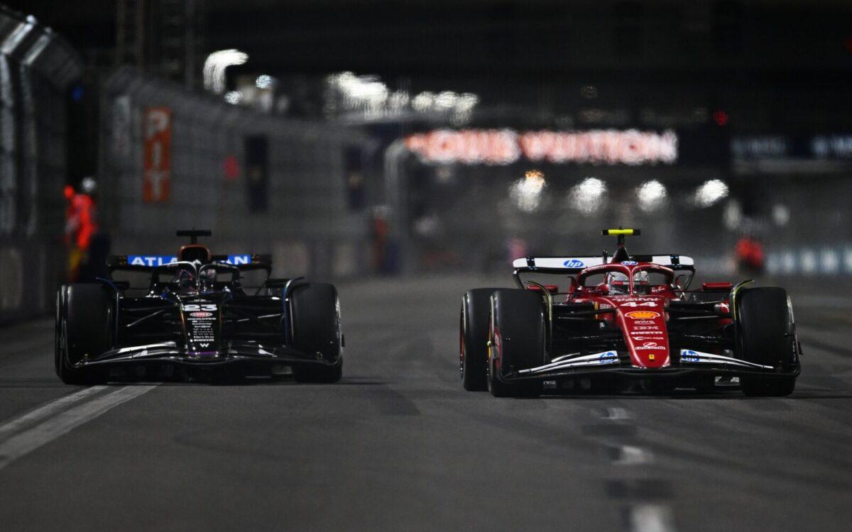 Carlos Sainz a Lewis Hamilton