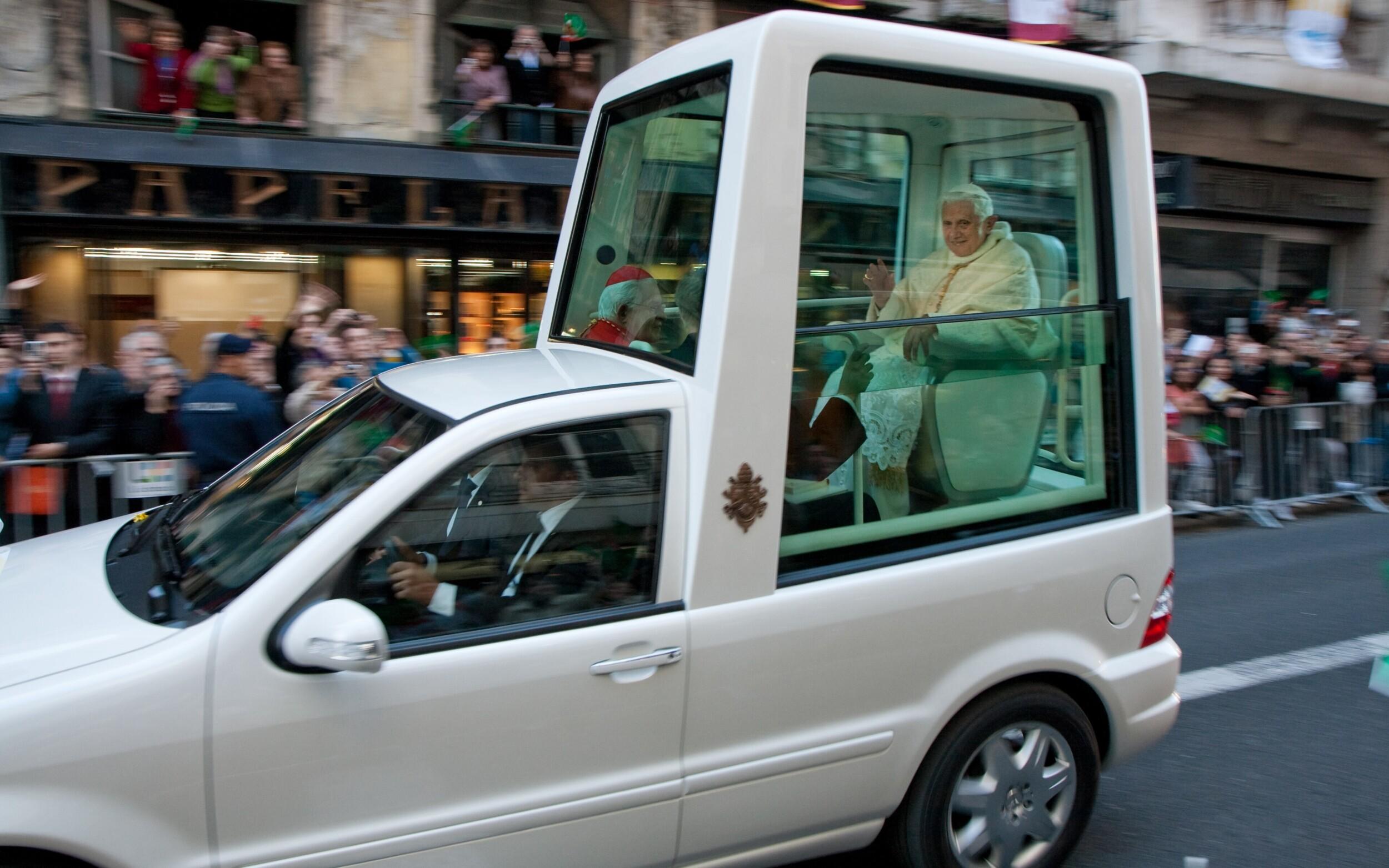 Benedikt XVI. v papamobile