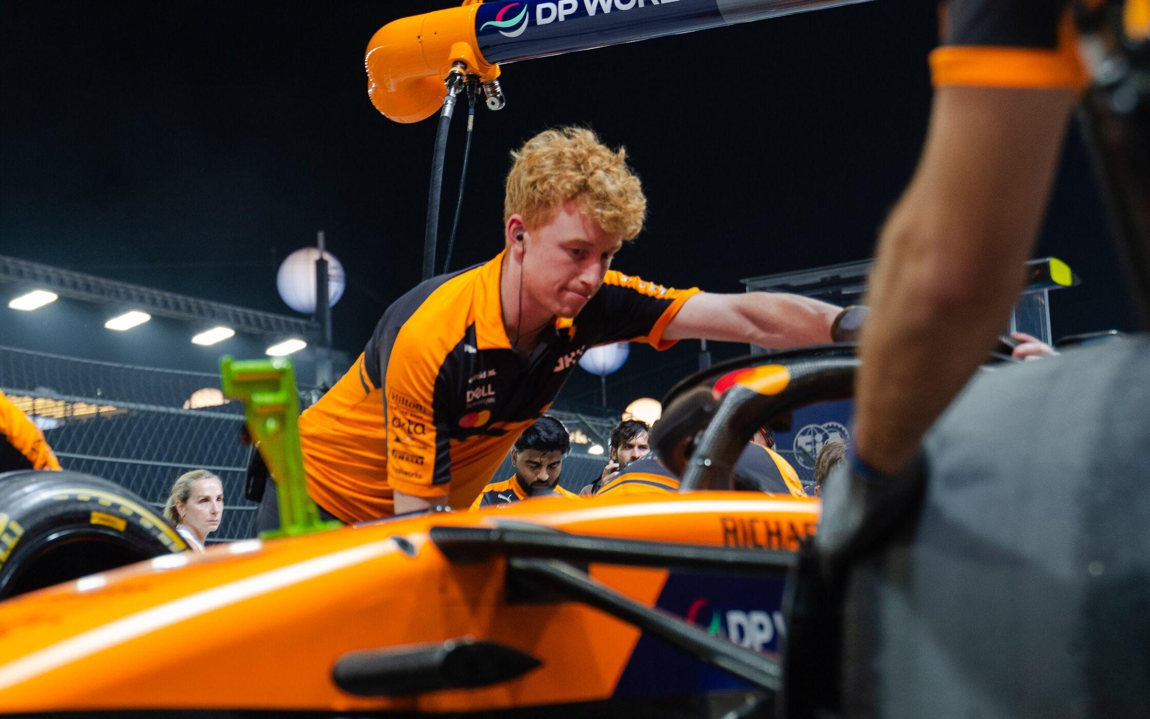 Mechanici McLarenu pripravujú monopost