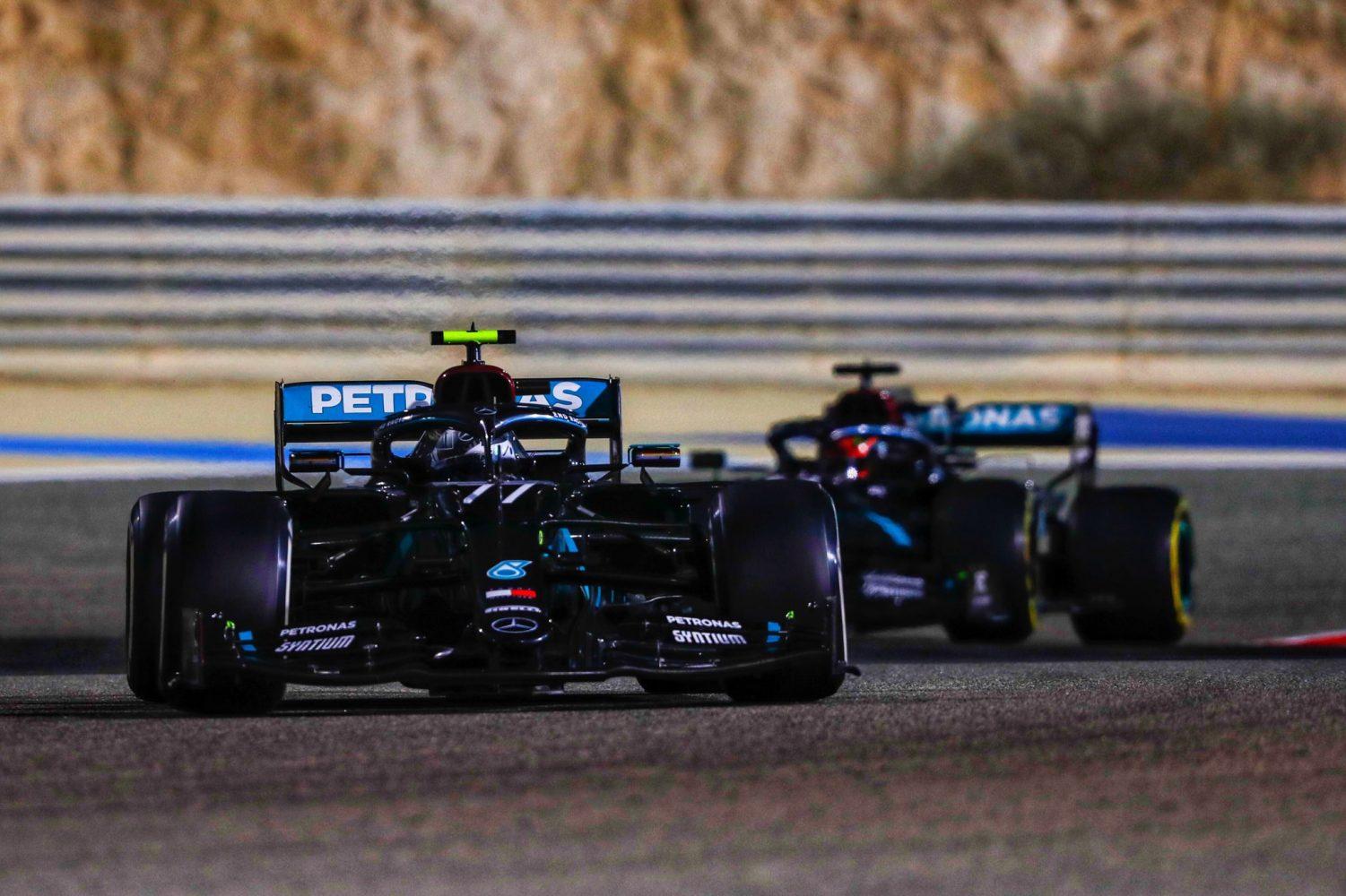 Valtteri Bottas a George Russell