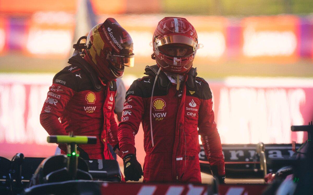 Carlos Sainz a Charles Leclerc