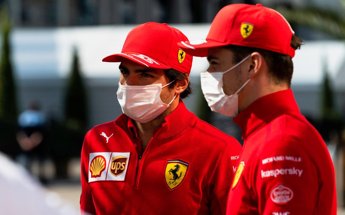 Charles Leclerc a Carlos Sainz