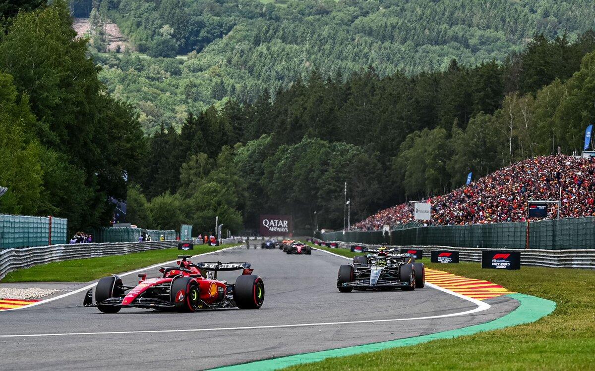 Charles Leclerc pred Lewisom Hamiltonom