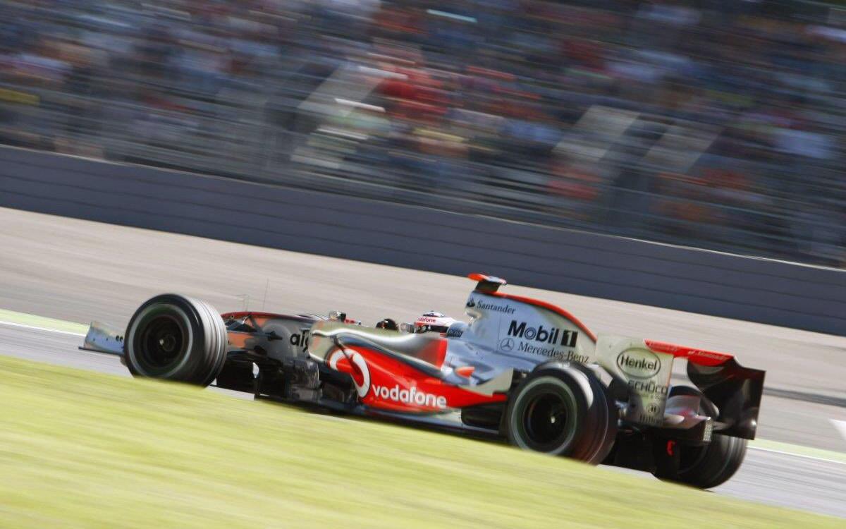 Fernando Alonso v McLarene MP4-22 2007