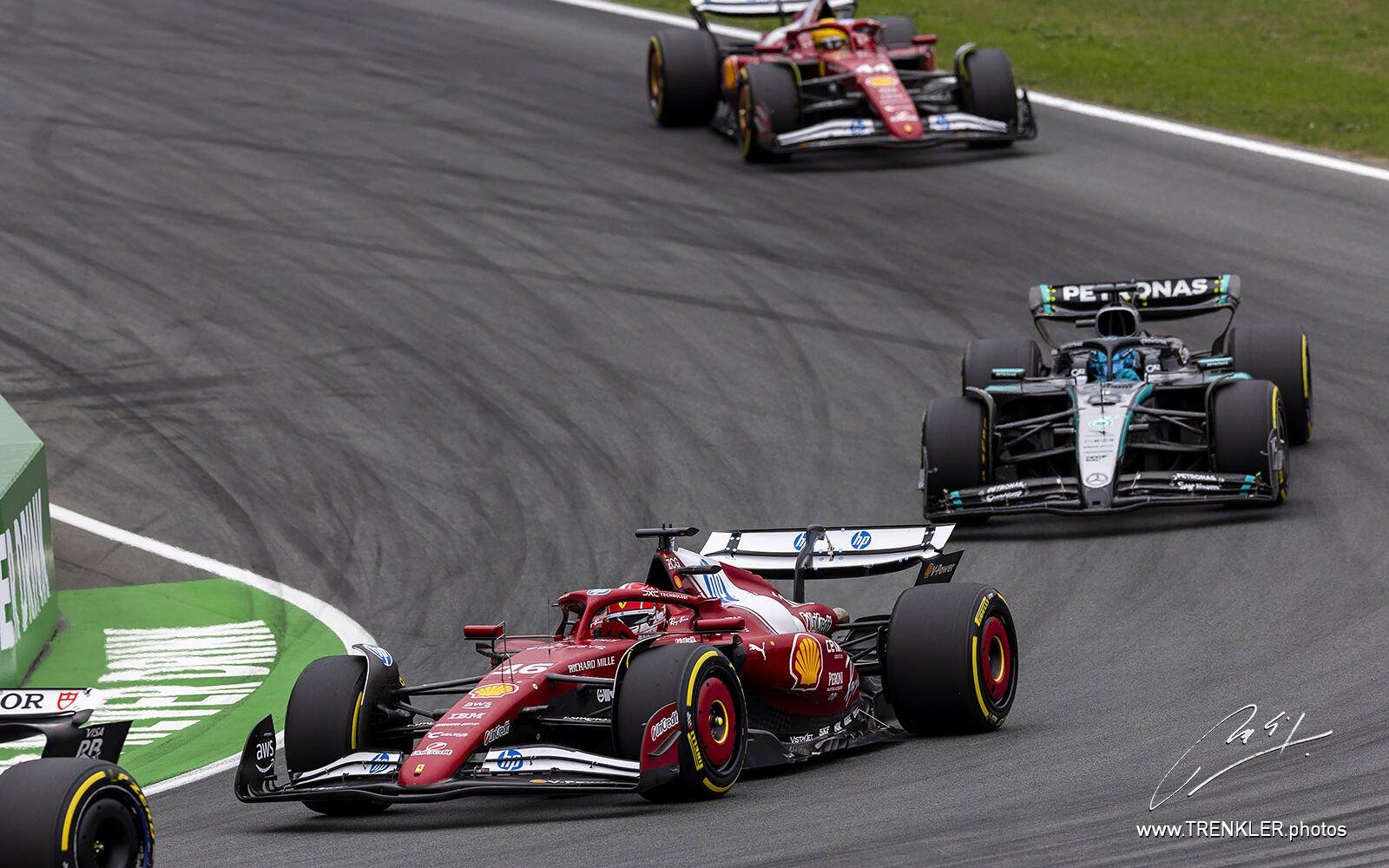 Charles Leclerc pred Georgeom Russellom