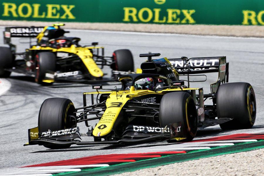 Daniel Ricciardo za ním Esteban Ocon