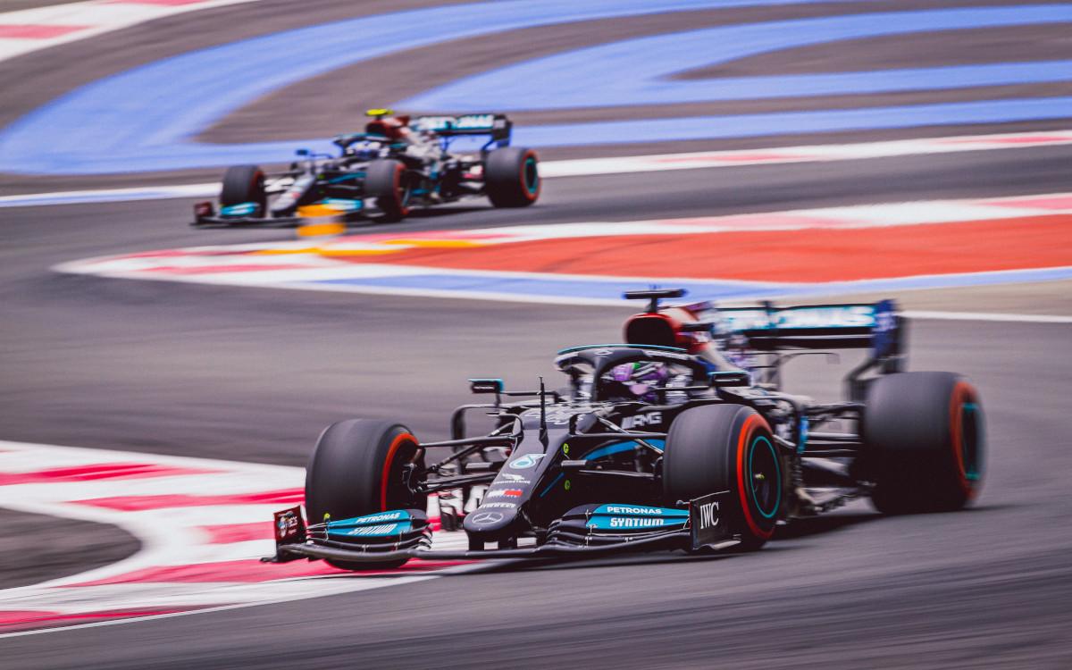 Lewis Hamilton pred Valtterim Bottasom