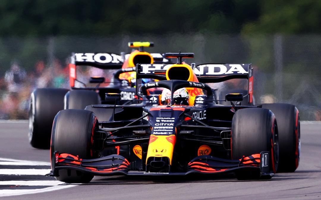 Max Verstappen pred Sergiom Pérezom