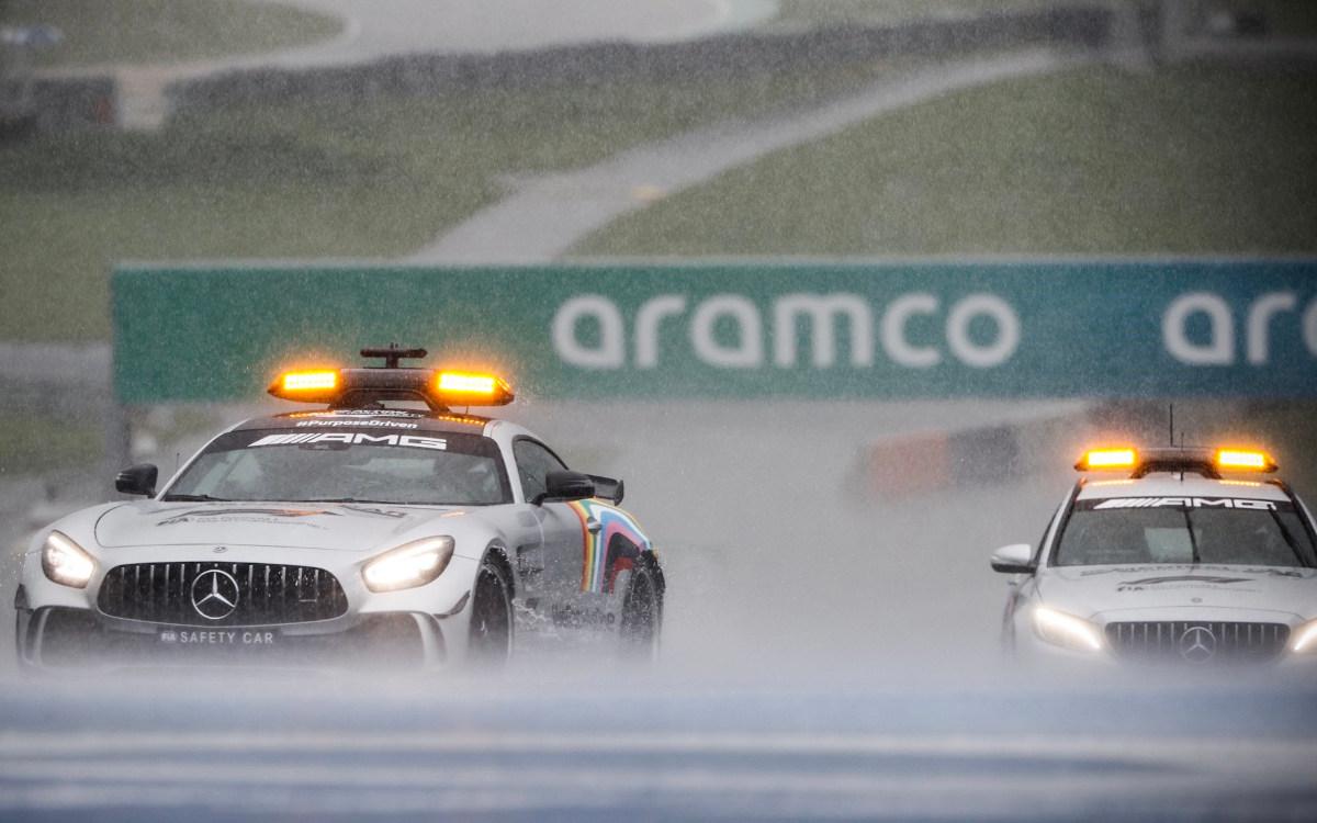 Safety car, bezpečnostné vozidlo v daždi