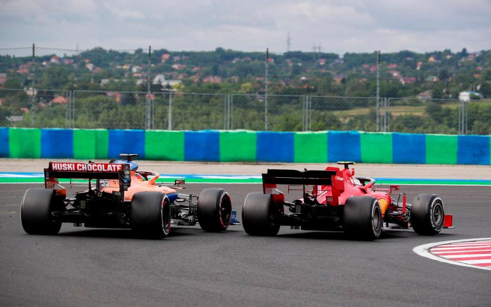 Carlos Sainz v súboji s Charlesom Leclercom