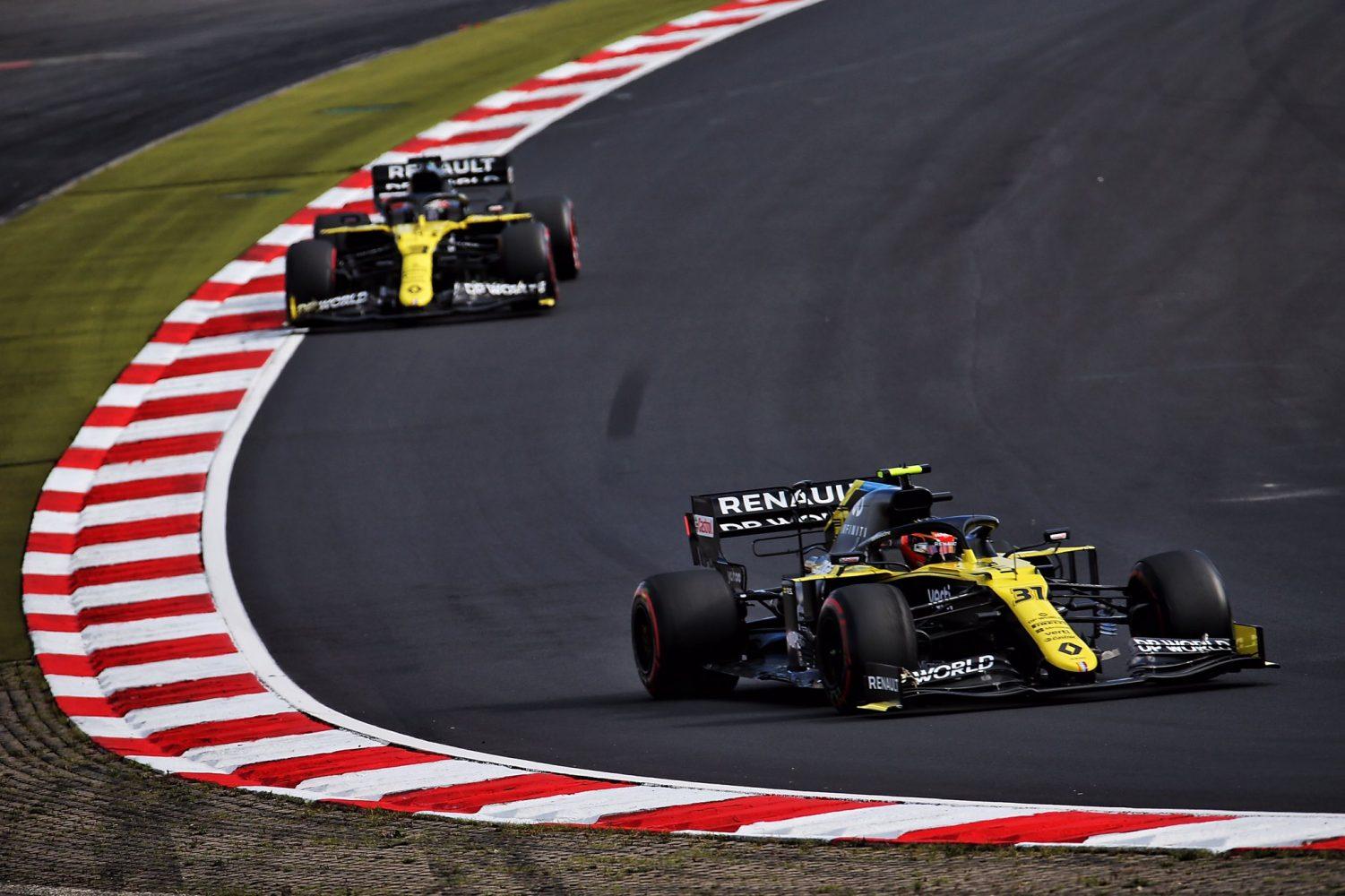 Esteban Ocon, za ním Daniel Ricciardo