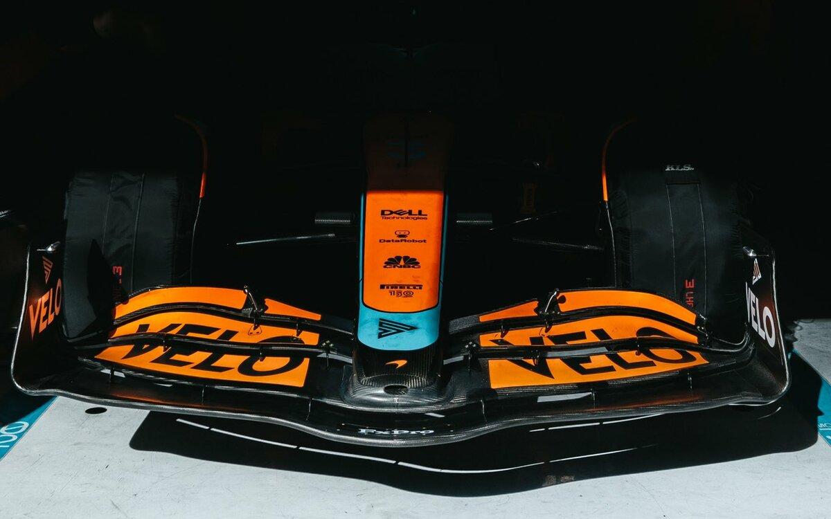 Predné krídlo McLarenu v garáži