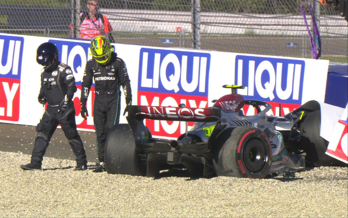 Lewis Hamilton pri zničenom aute