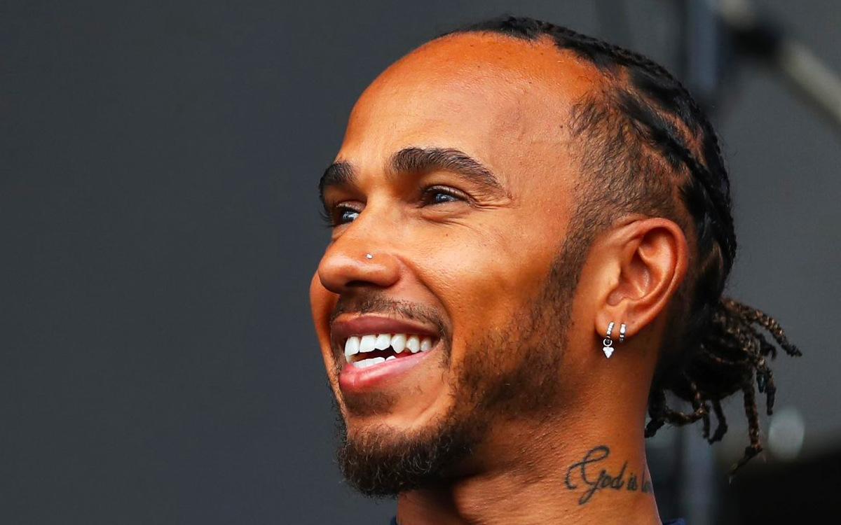 Lewis Hamilton s pírsingom