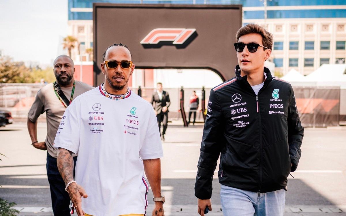 Lewis Hamilton a George Russell