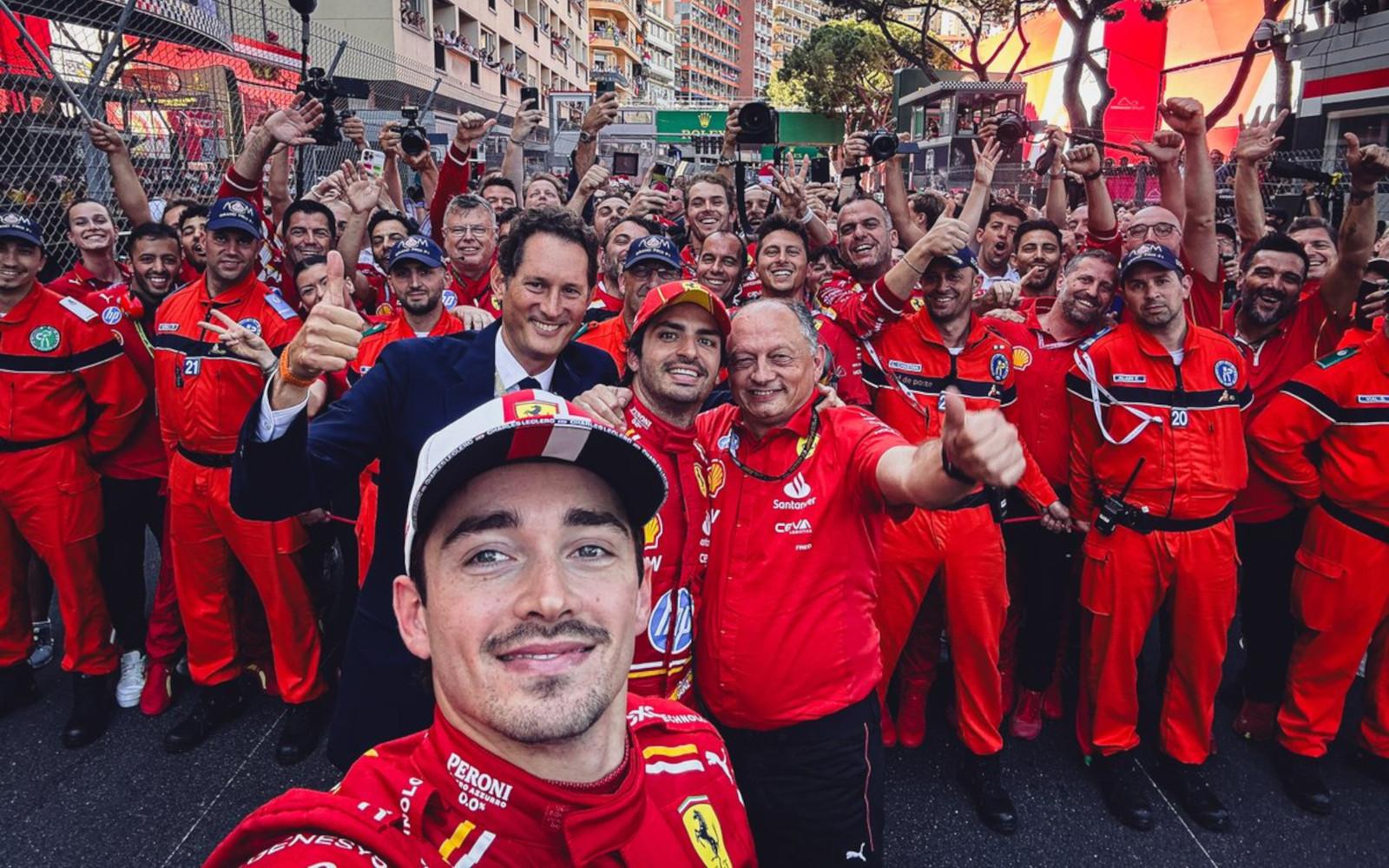 Charles Leclerc, Carlos Sainz, Frédéric Vasseur a John Elkann