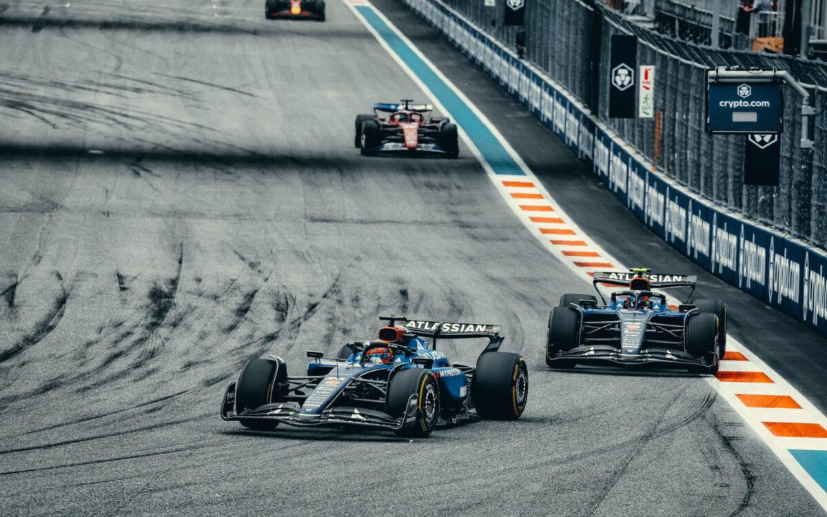 Alex Albon pred Carlosom Sainzom