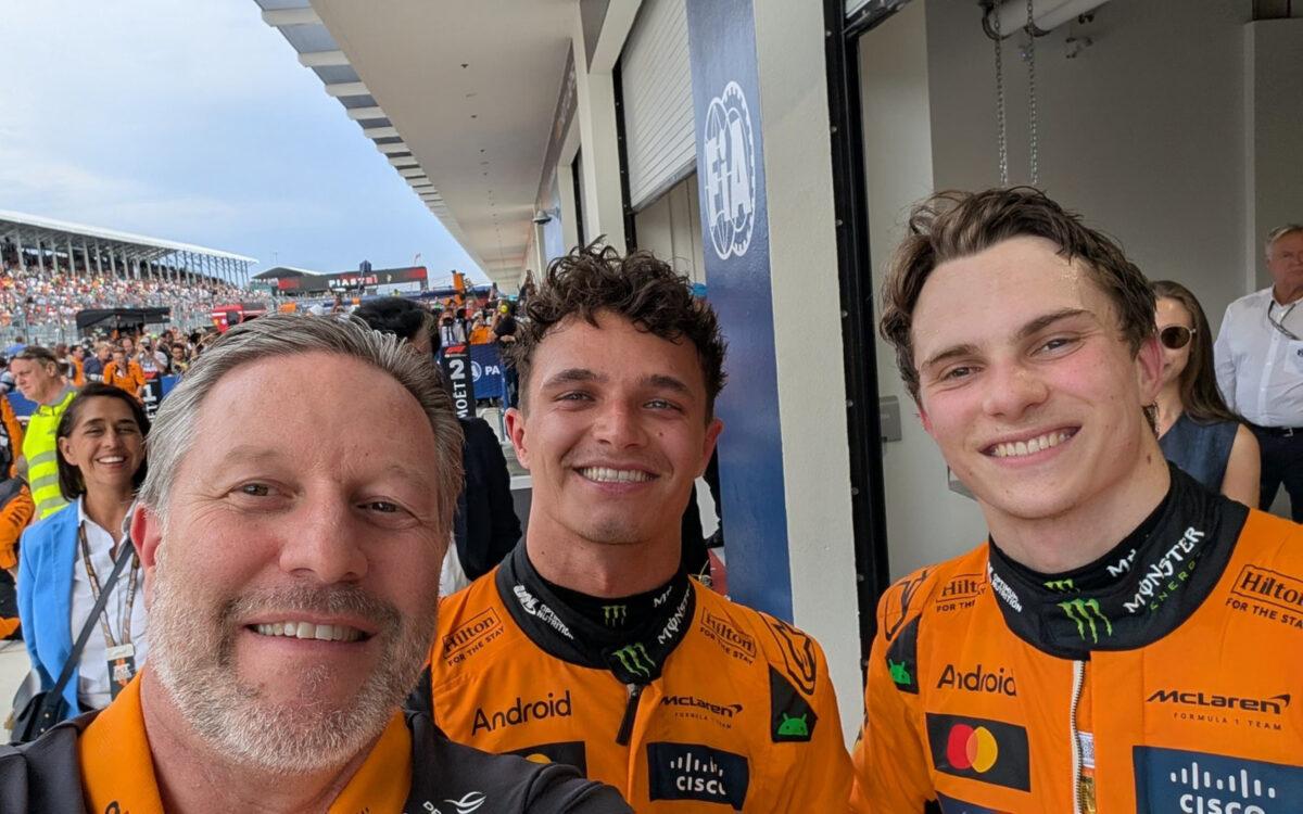 Zak Brown, Lando Norris a Oscar Piastri