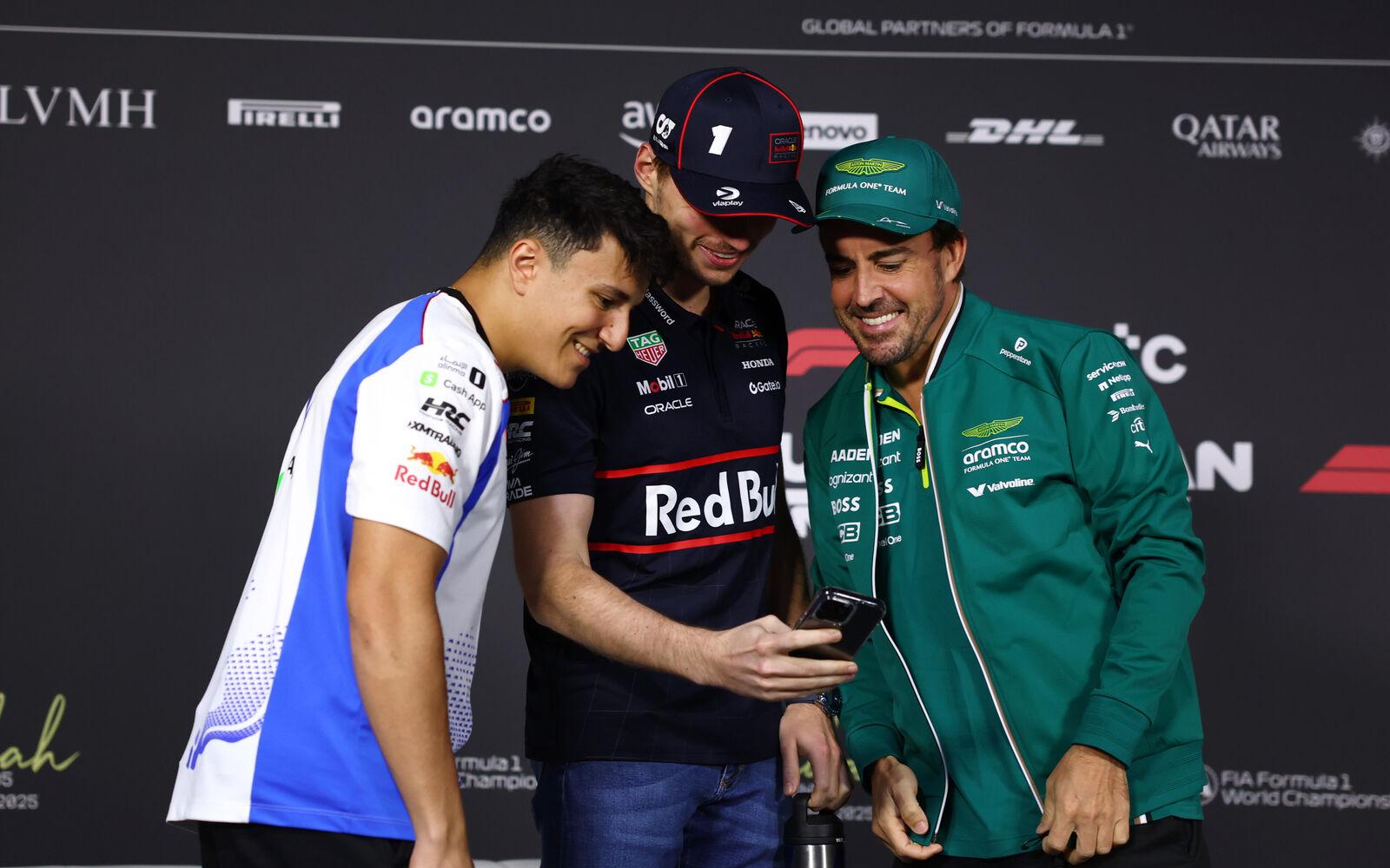 Max Verstappen, Isack Hadjar a Fernando Alonso