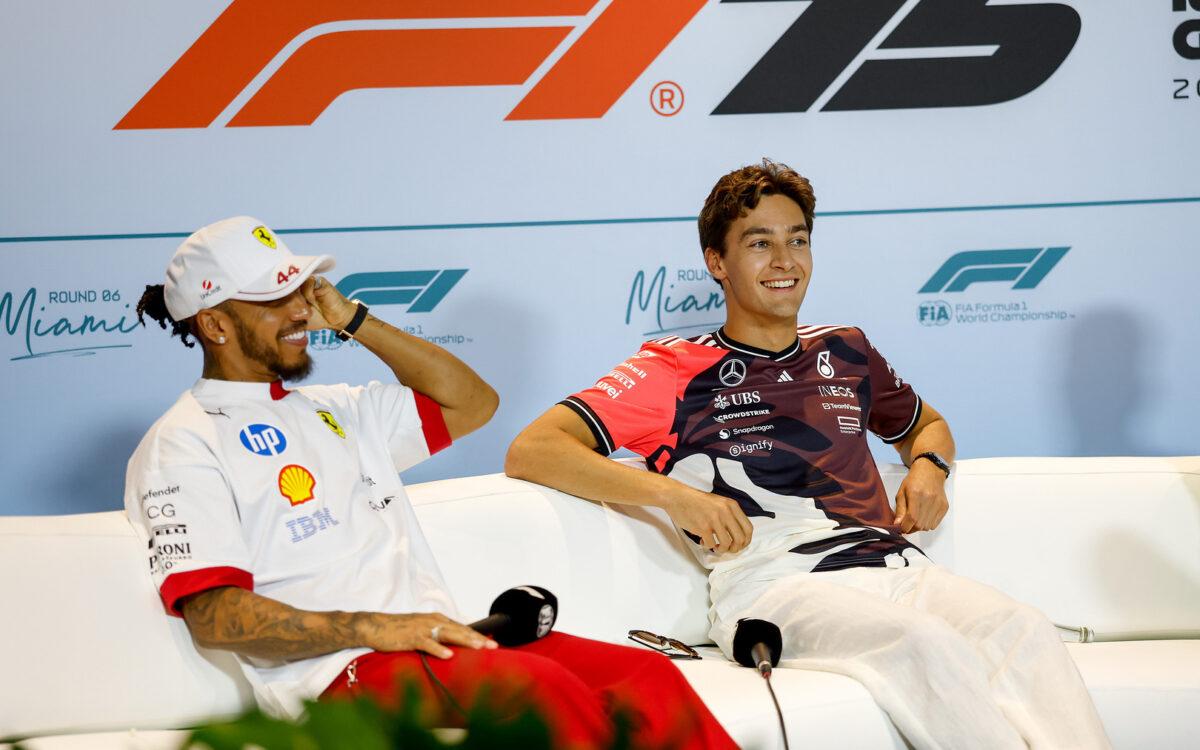 Lewis Hamilton a George Russell