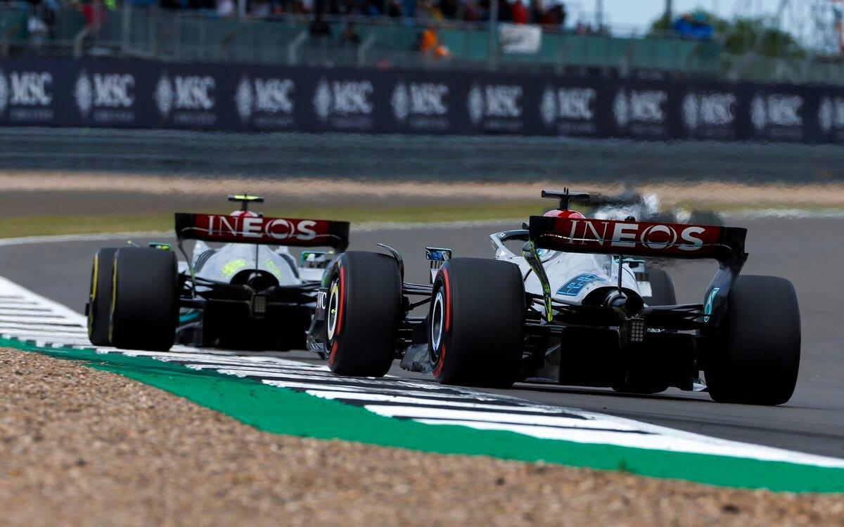 Lewis Hamilton a George Russell