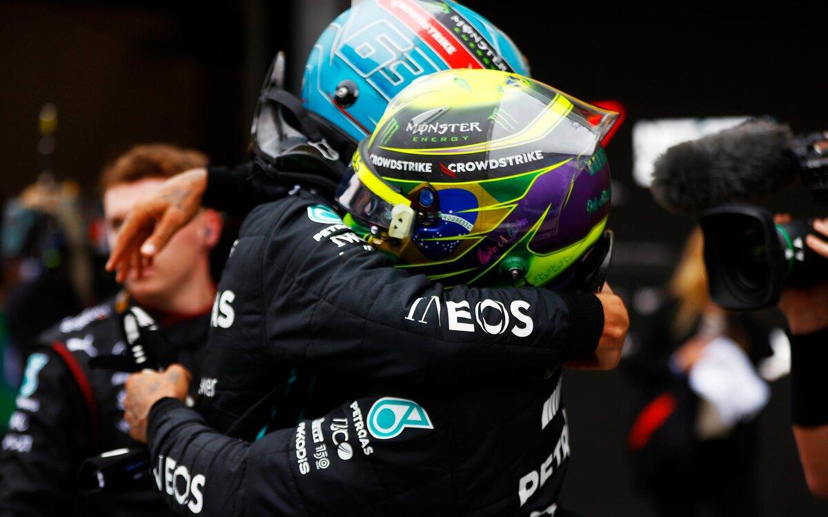 Lewis Hamilton a George Russell