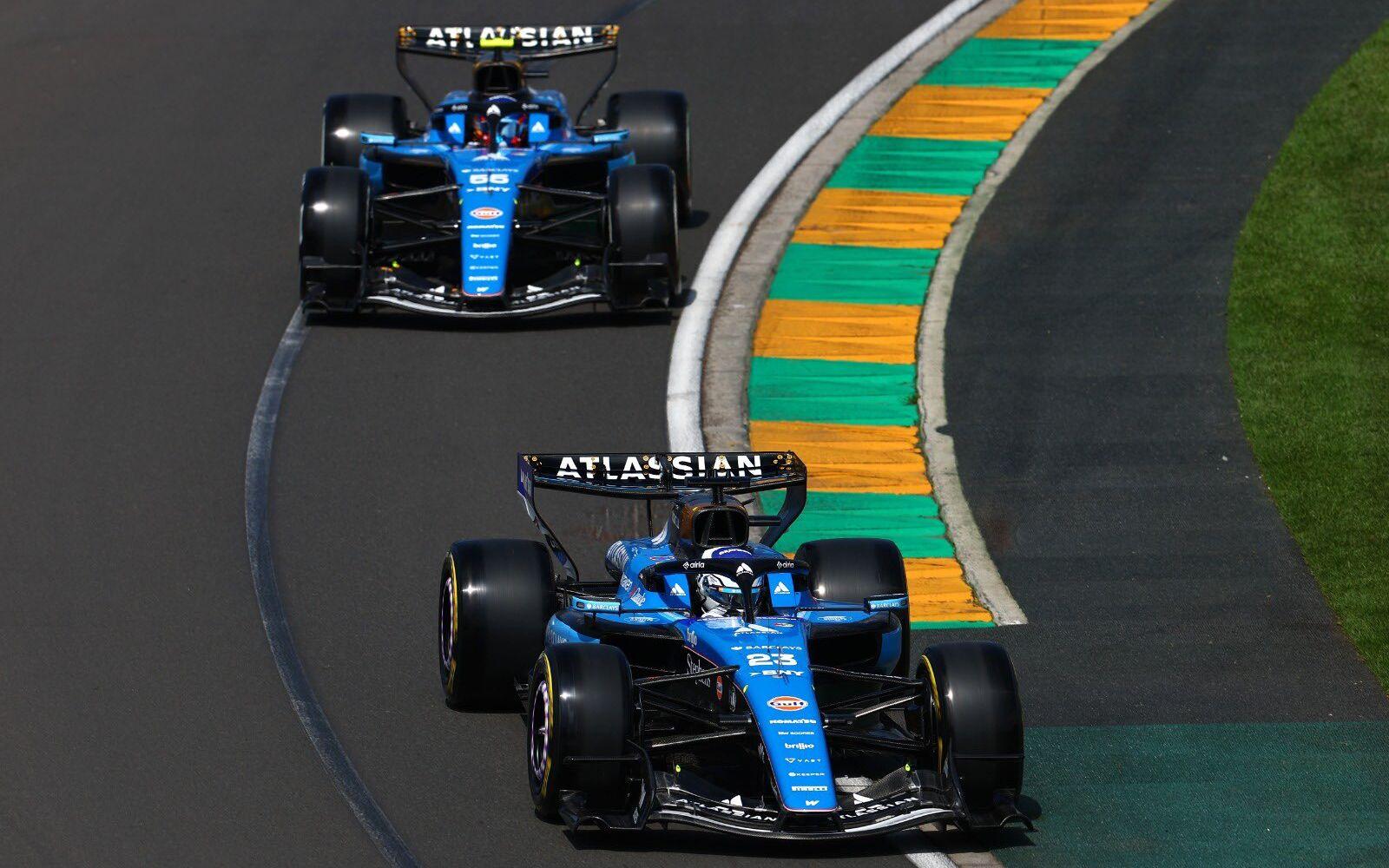 Alex Albon a Carlos Sainz