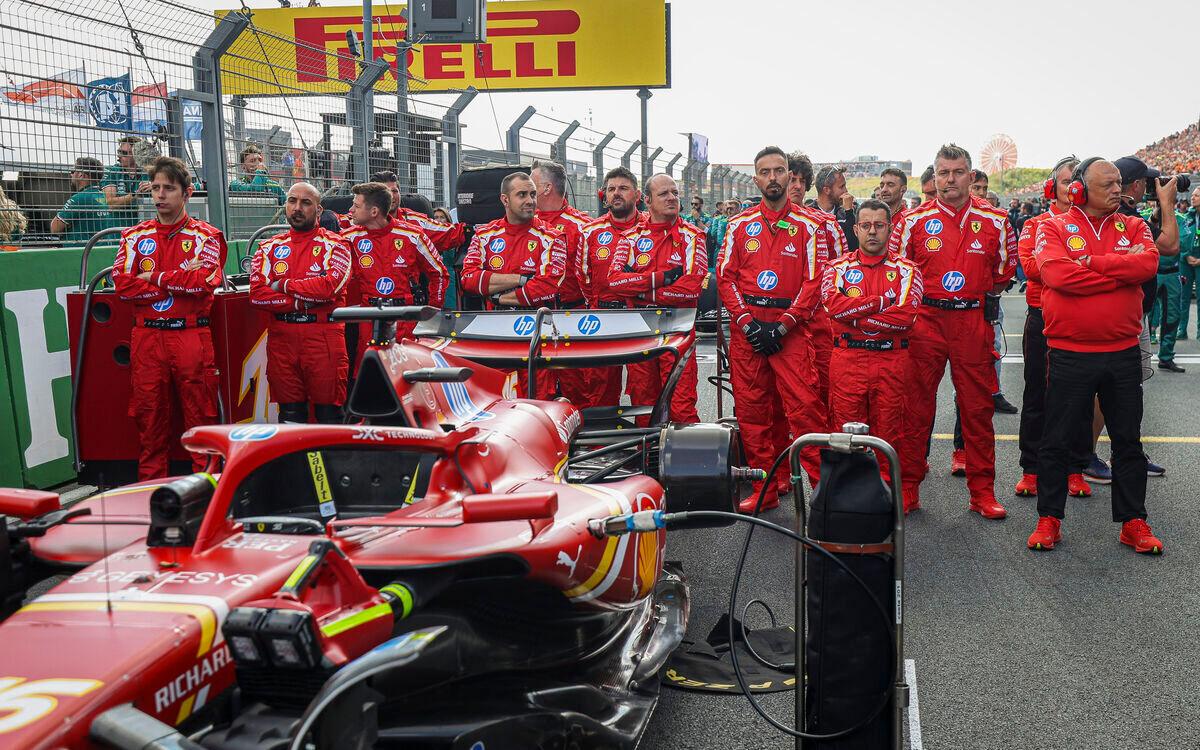 Charles Leclerc, mechanici Ferrari a Frédéric Vasseur na štartovom rošte