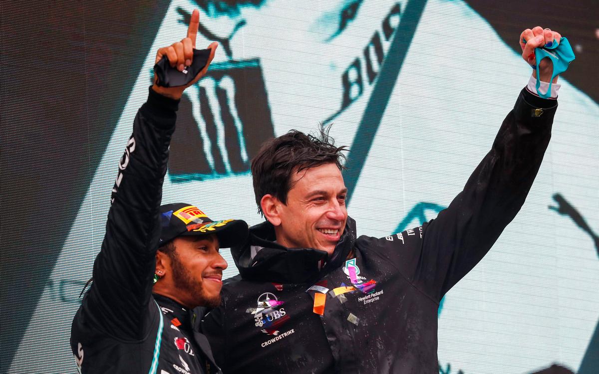 Lewis Hamilton a Toto Wolff