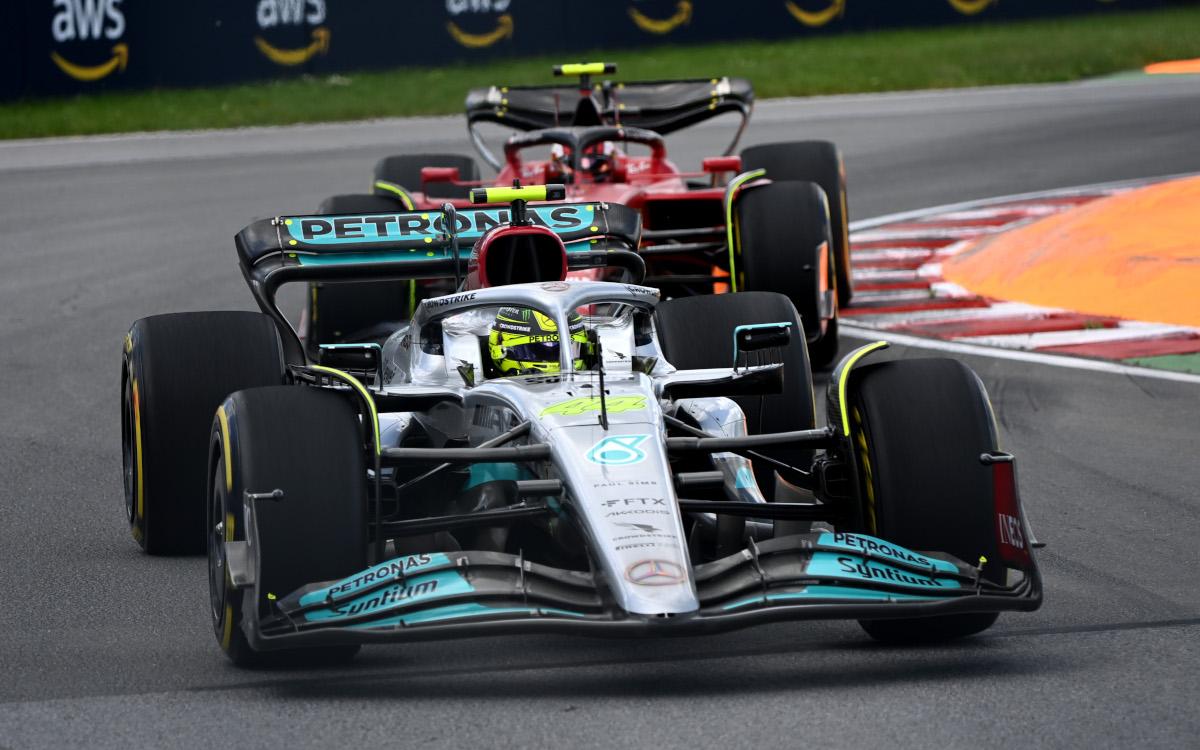 Lewis Hamilton pred Carlosom Sainzom