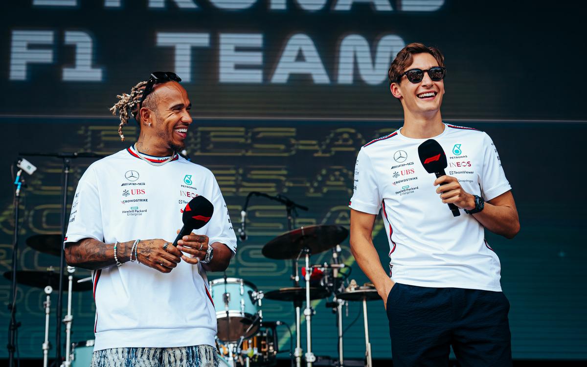 Lewis Hamilton a George Russell