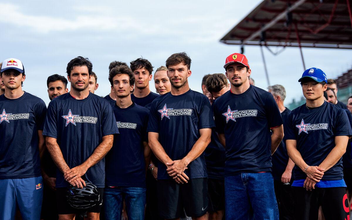 Carlos Sainz, Pierre Gasly, Charles Leclerc, Júki Cunoda na behu na piamiatku Anthoina Huberta