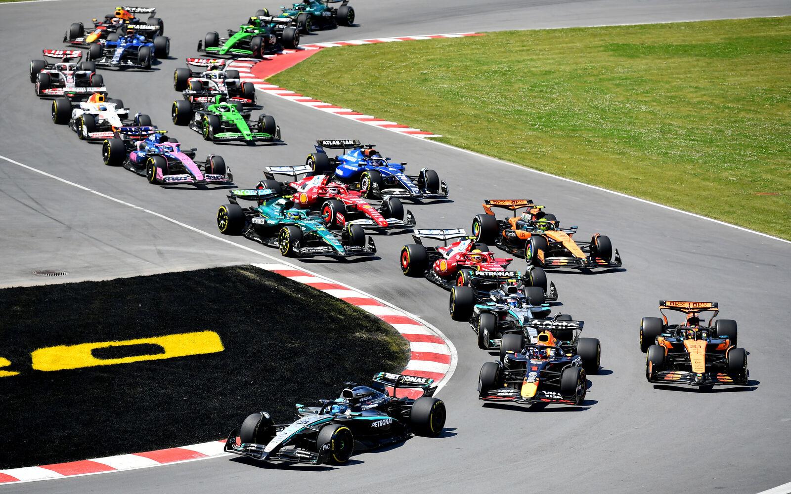 George Russell a Max Verstappen po štarte VC Kanady 2025